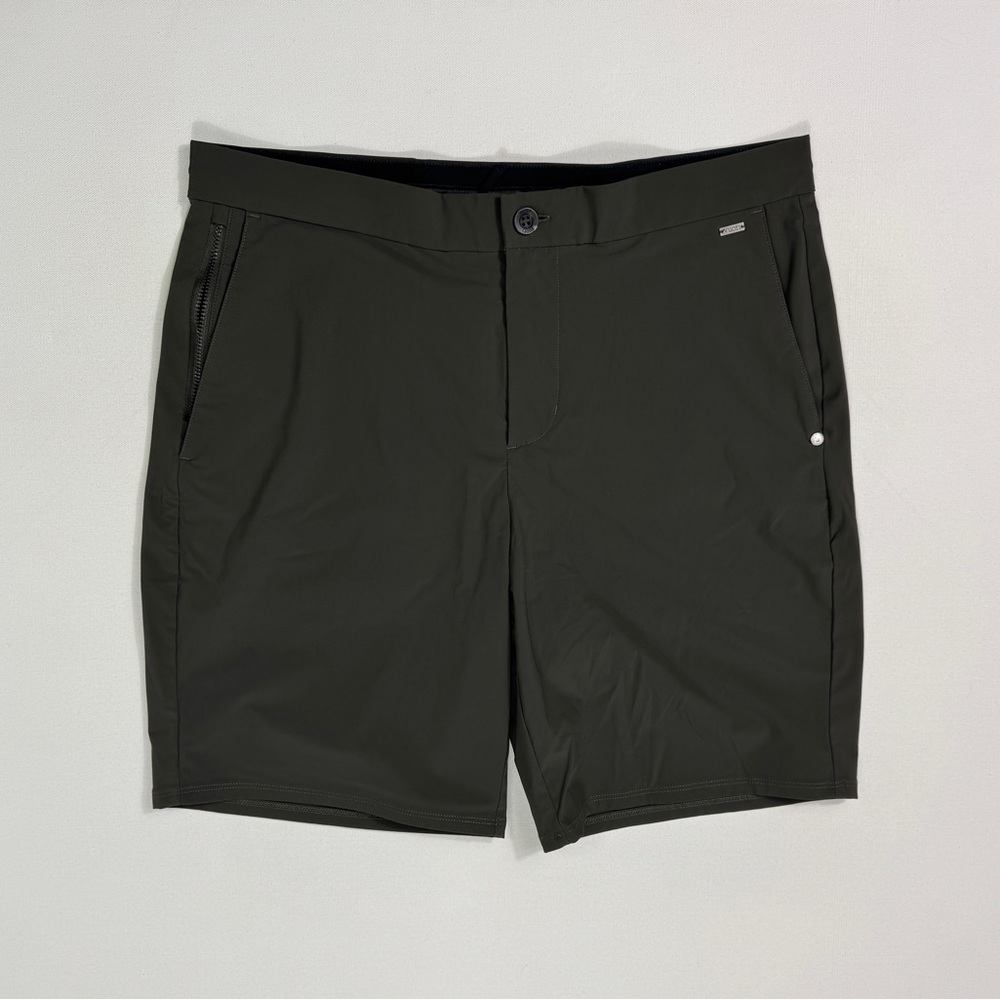 Vuori Fleet Shorts Mens large Performance Stretch 8" Flat Front Workout Golf